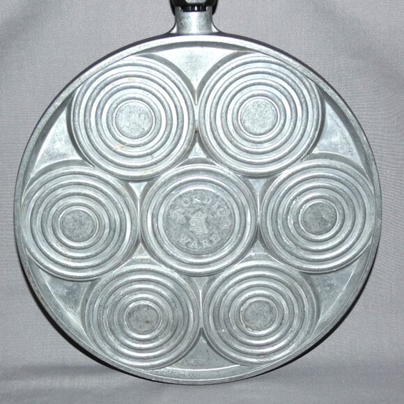 Nordic Ware cast aluminum insect mini pancake pan - Picture 4 of 5